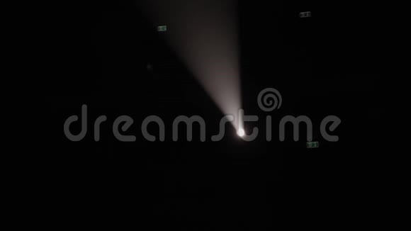 白色光芒带着烟雾在黑暗的舞台上特写视频的预览图