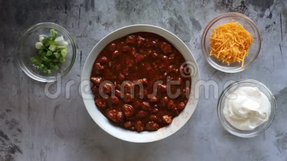 在一碗夹着豆子的辣椒中加入奶酪视频的预览图