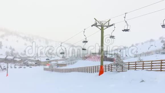 有一天一个人带着雾和滑雪电梯沿着滑雪坡滑雪视频的预览图