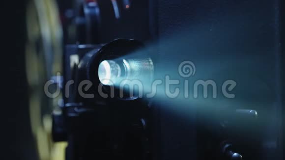 带有光线特写的投影仪镜头视频的预览图