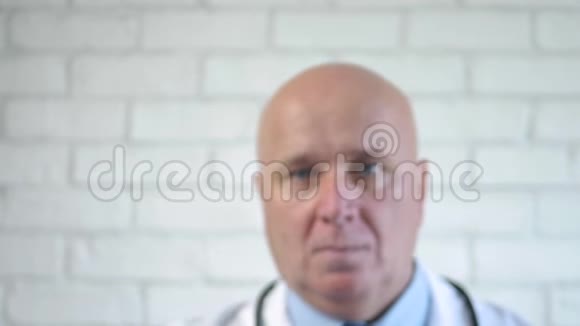 医院隔离室医生停止手势视频的预览图