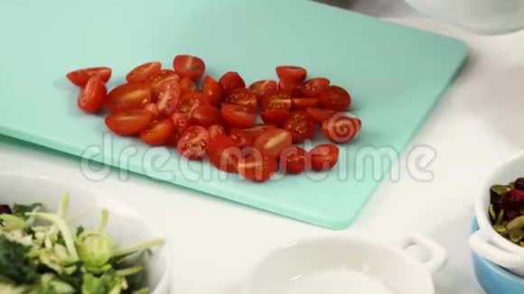 女人把切下来的西红柿放进碗里视频的预览图
