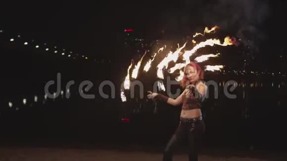 在Firshow中女性与燃烧的歌迷跳舞视频的预览图