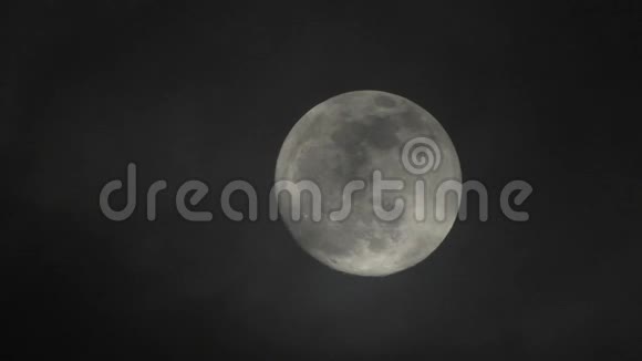 阴天夜的满月云过月实时拍摄视频的预览图