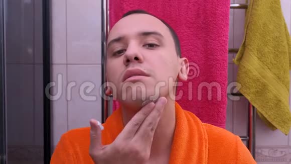 男人把剃须膏涂在浴室里视频的预览图