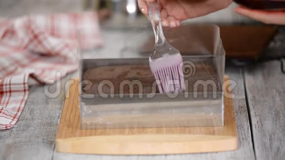 用樱桃糖浆浸泡巧克力海绵蛋糕层视频的预览图