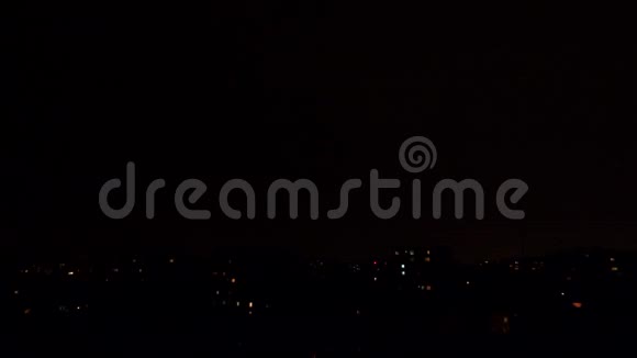 城市城镇的建筑物上的照明雷电夜间风暴市中心4K视频的预览图