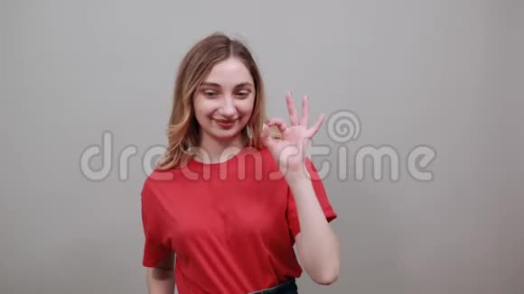 女人用手指在上面露出三个手指好的手势微笑视频的预览图
