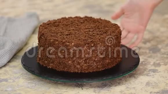 法国巧克力拿破仑蛋糕的泡芙糕点和奶油冻视频的预览图