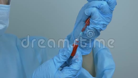 护士用NCOV冠状病毒疫苗注射2019NCOVID病毒准备注射器的防护用具视频的预览图