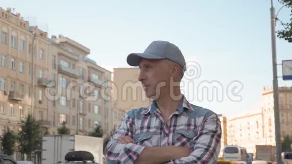 一个白人中年男子站在城市街道上集中着脸视频的预览图