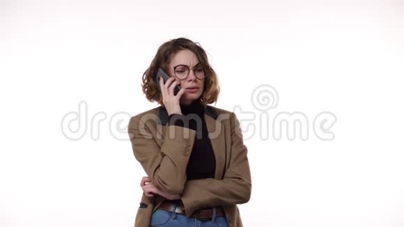 困惑的欧洲女人拿着手机对打电话的人有问题沮丧愤怒的女孩收到了坏消息视频的预览图