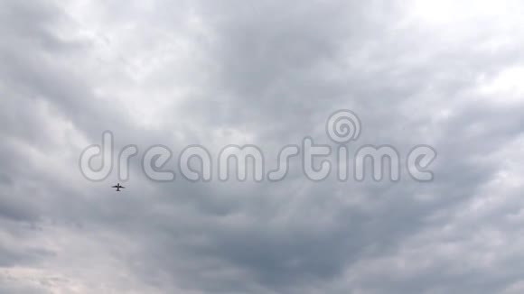 飞机或客机逆云飞行视频的预览图