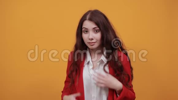美丽的黑发年轻女子双手撑着夹克侧着身子视频的预览图