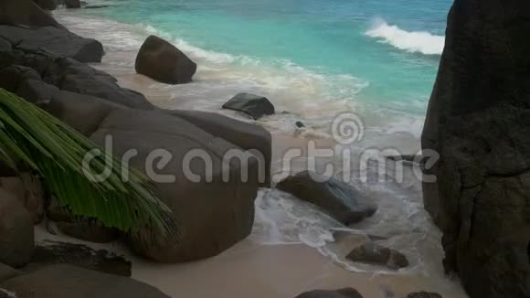 海浪和花岗岩岩石AnseIntendance马河岛塞舌尔视频的预览图