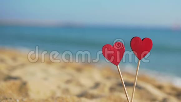 两颗红心浪漫海上旅行或蜜月视频屏保视频的预览图