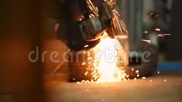 工业工人用角磨机打磨金属视频的预览图