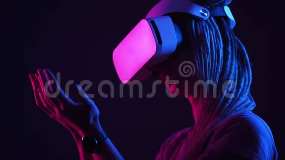 现代虚拟现实眼镜中的女士看手视频的预览图