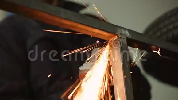 工业工人用角磨机打磨金属视频的预览图