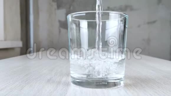 热水倒入水杯喷雾即飞木桌上清水的特写混凝土墙背景视频的预览图