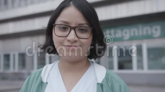 护士在瑞典医院外面看摄像机视频的预览图
