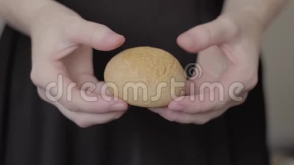 女性的手打破了一个新烘焙的自制面包女孩拿着玉米面面包无麸质烘焙健康食品分享食物视频的预览图