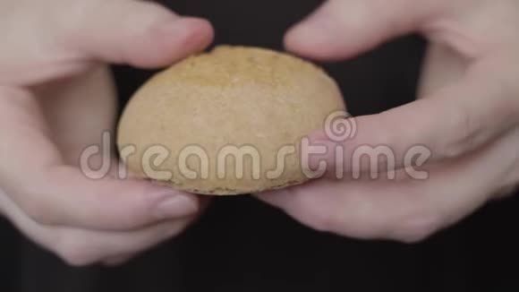 女人的手打破了一个新烘焙的自制甜面包女孩拿着玉米面面包无麸质烘焙健康食品宏观的视频的预览图
