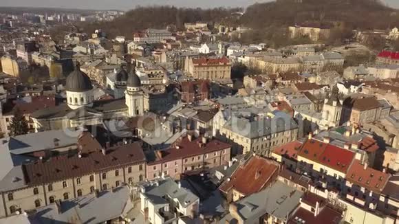 从空中俯瞰利沃夫市历史和旅游中心视频的预览图