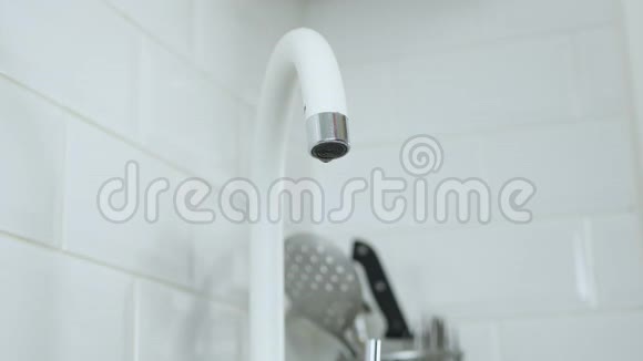 厨房水槽管道连接水龙头浇水口视频的预览图
