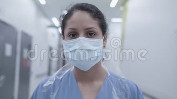 冠状病毒流行期间戴面罩的瑞典护士视频的预览图