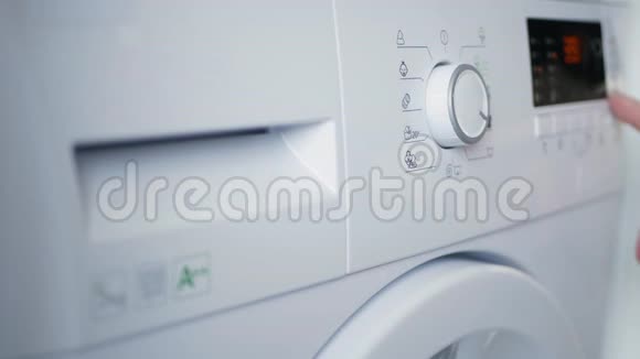 管家按下电源关闭按钮停止洗衣机活动视频的预览图