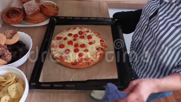 女人拿着新鲜的烤披萨视频的预览图