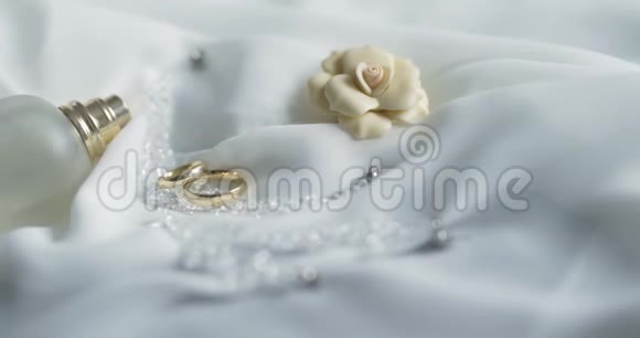 结婚戒指在餐桌上新娘配饰视频的预览图