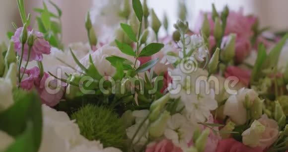 婚礼接待场地及白花装饰视频的预览图