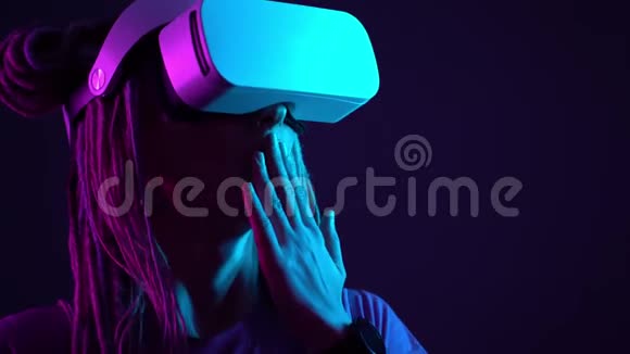 女士戴着虚拟现实眼镜特写视频的预览图