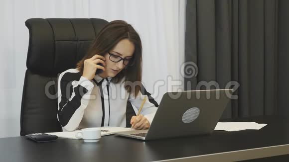 在现代办公室工作的女商人自信的女性在电话交谈时写笔记体贴关心的女人谈判视频的预览图