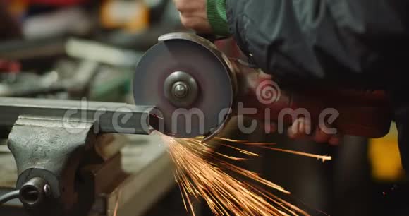 钢铁工业使用角磨床磨削金属物体的人视频的预览图