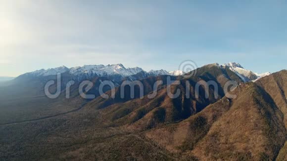 飞上山去Sayan山脉的美丽鸟瞰图视频的预览图