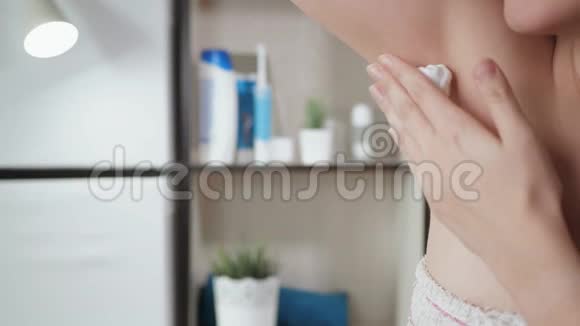 刮胡子的概念迷人的白种人妇女轻轻地用剃须泡沫在她的右手腋窝特写视频的预览图