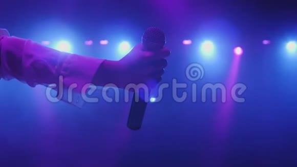在一场娱乐音乐会上歌手手中的麦克风特写视频的预览图