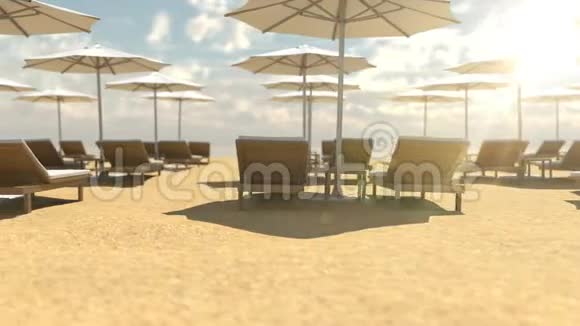 沙滩上的空木甲板椅和雨伞视频的预览图