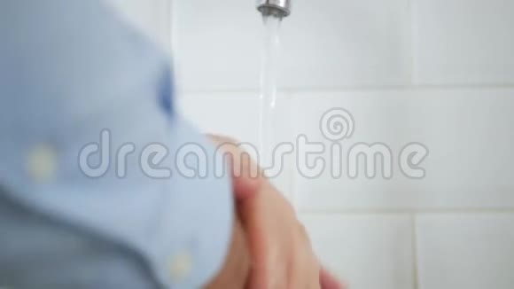 男士用肥皂和清水洗手预防病毒感染视频的预览图
