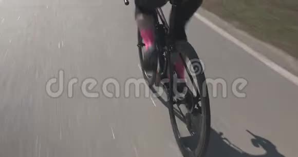 女人在自行车上集中骑自行车关门自行车上的自行车腿女性骑自行车三项运动员训练女孩的腿视频的预览图