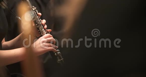女音乐家在音乐会上演奏单簧管视频的预览图