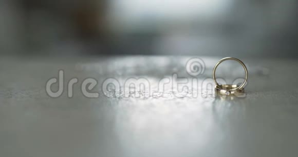 结婚戒指在餐桌上新娘配饰视频的预览图