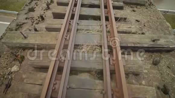 桥上废弃的窄轨铁路秋日视频的预览图