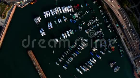 在香港海岸湾停泊游艇及船只鸟瞰图视频的预览图