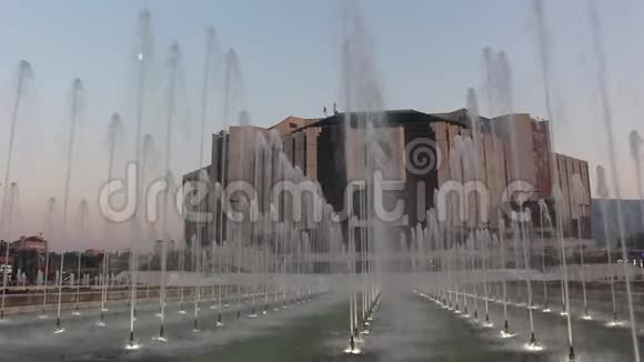 2019年夏天国家文化宫喷泉的录像视频的预览图