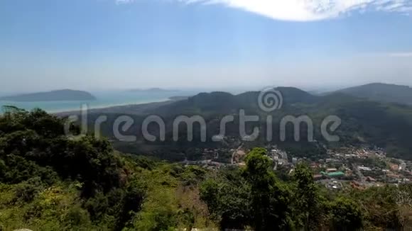从安装佛像的山上俯瞰普吉岛视频的预览图