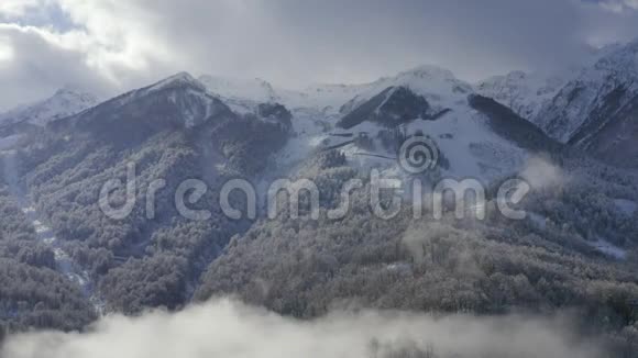 美丽的山峰在多云的雾霾中从飞行无人机冬山林中雾霭空中景观高地和高地视频的预览图